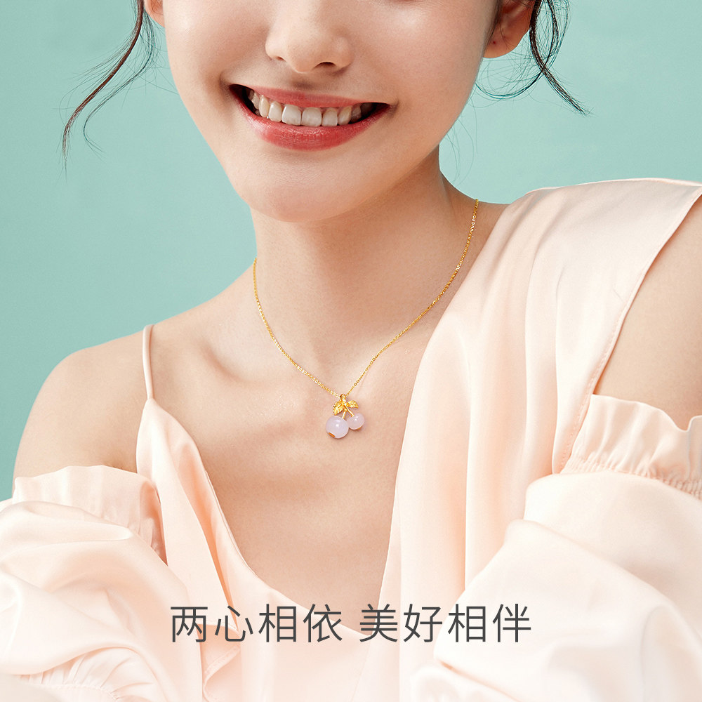 周大生樱桃金镶玉女款足金送和田玉 周大生颈饰