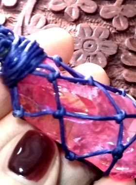 福百瑞原创天然电镀玫红水晶柱随意原石网兜蜡绳项链