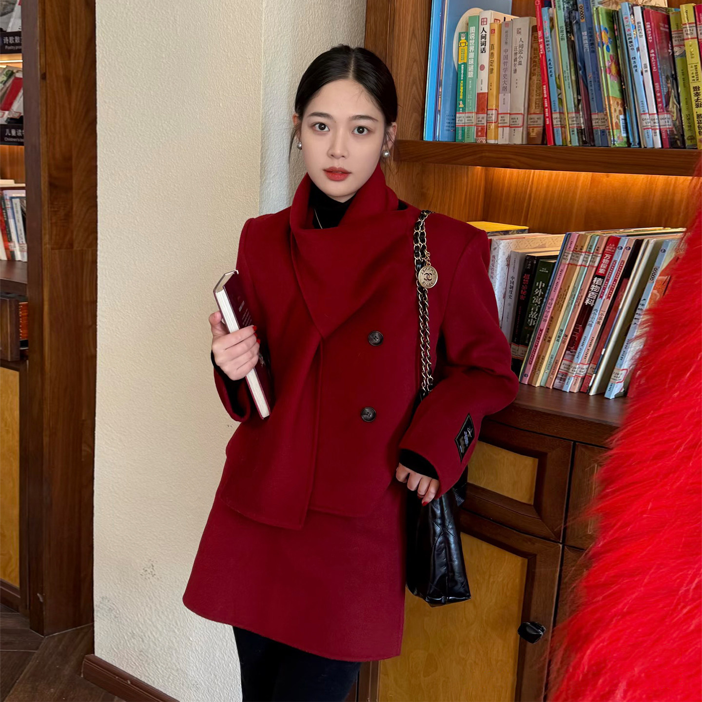 轻奢极简风红色围巾领毛呢套装女小香风双排扣外套半身裙两件套,淘宝优惠券,粉丝福利购,淘宝优惠卷