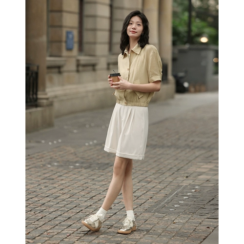 Шорты, дизайнерские белые штаны, по фигуре, свободный прямой крой, тренд сезона, яркий броский стиль