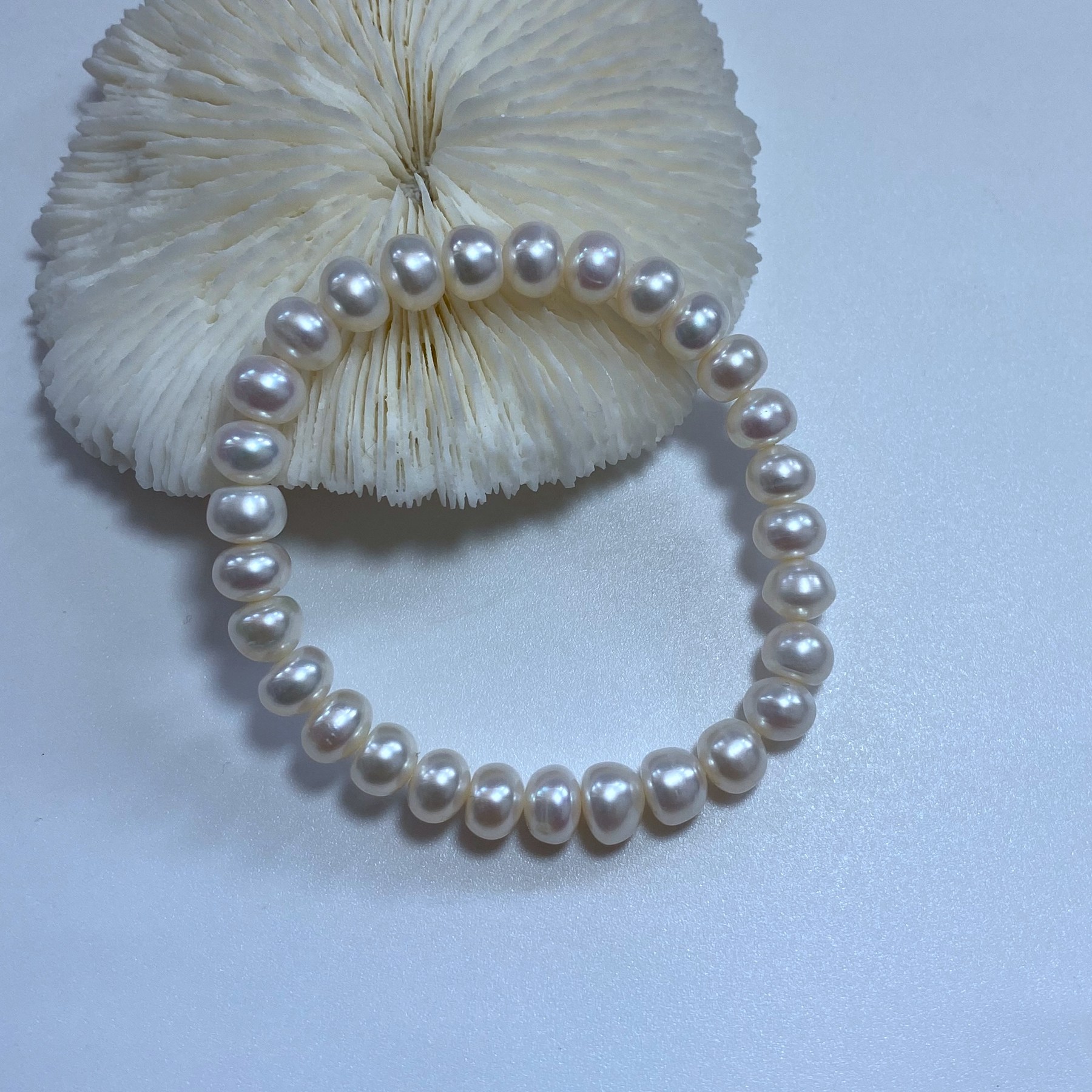 7-8mm天然白色扁圆淡水珍珠弹力绳手链松紧款手串女款无核珠,淘宝优惠券,粉丝福利购,淘宝优惠卷