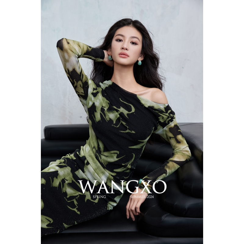 WANGXO｜特殊定制印染闪光网纱｜奢牌配色｜斜肩抽皱印花连衣裙女 - 图1