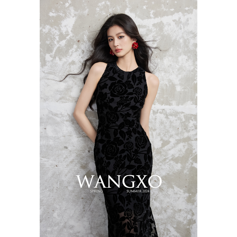 WANGXO｜高定礼服斜裁工艺曲线天成｜削肩挂脖立体网纱烧花连衣裙