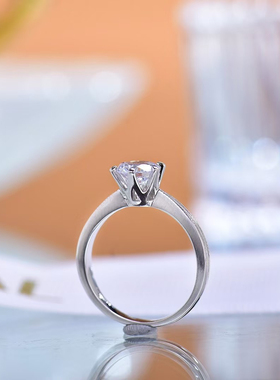 周家丝带六爪进口D色莫桑石钻 s925银女求结婚戒指50分～3克拉