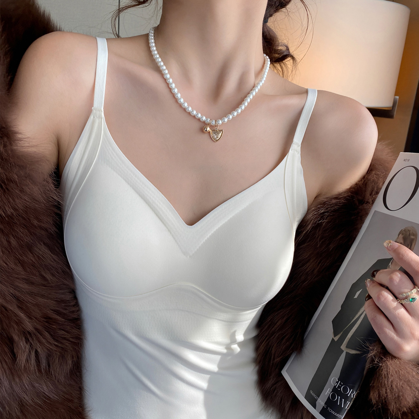 龙妹V领德绒保暖背心吊带带胸垫女内搭2025新款秋冬加绒打底上衣,淘宝优惠券,粉丝福利购,淘宝优惠卷