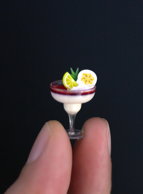 1:12微缩模型娃娃屋配件场景迷你仿真高脚杯草莓香蕉酸杯迷你摆件