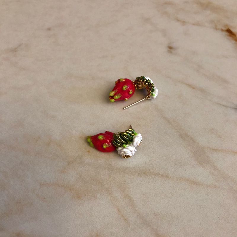 法国高档彩绘珐琅甜美白花绿叶宝石热带红色火龙果耳钉不对称耳环 - 图0