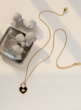 复古小蜜蜂黑色爱心锁头项链钛钢