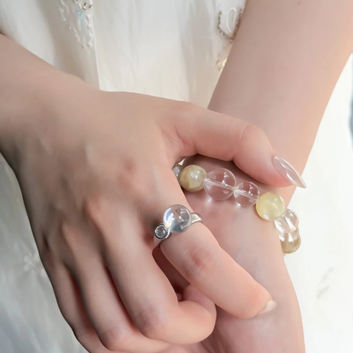 White crystal open ring, elegant and versatile for commuting and dating.