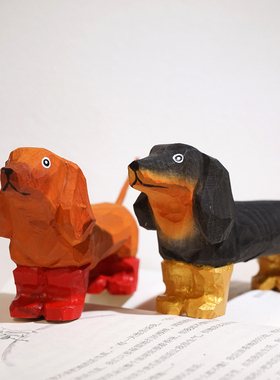 穿雨靴的腊肠犬手工木雕摆件