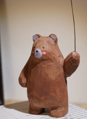 棕熊举爱心手工木雕小摆件
