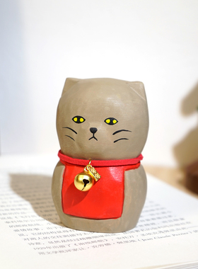【清仓价】红肚兜铃铛猫手工木雕小摆件工位办公桌面书柜装饰品
