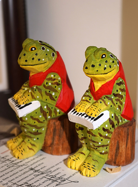 坐树墩弹琴青蛙手工木雕