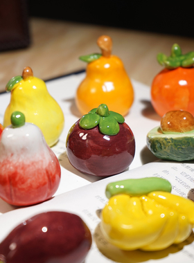 “吃个香蕉”手工陶瓷小摆件