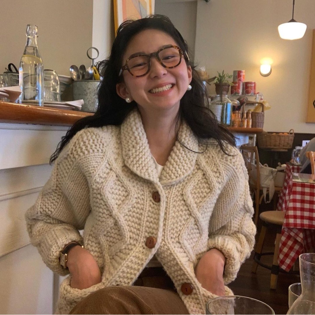 韩国东大门复古翻领重工编织口袋粗棒针麻花针织保暖毛衣外套女 - 图0