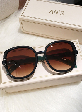 气质海边拍照墨镜女高级感显脸小