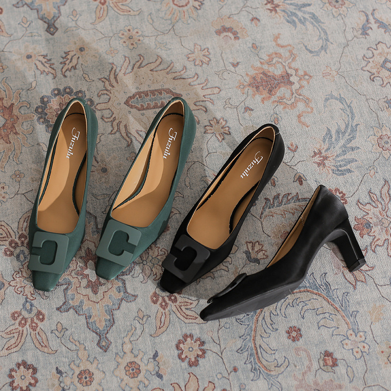 字母高跟鞋绿色法式高级感方头软皮不磨脚女2025新款春季粗跟6cm - 图1