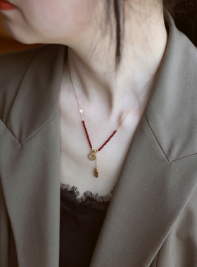 ZOXI轻奢小众红色琉璃钱币项链女