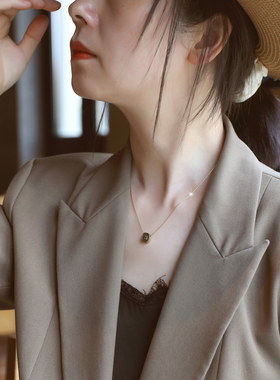 ZOXI小众老钱风灰贝H字母项链女