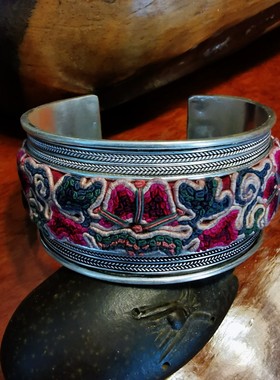 民族风手工苗银镶老绣片手镯 个性特色饰品 少数民族手工艺刺绣品