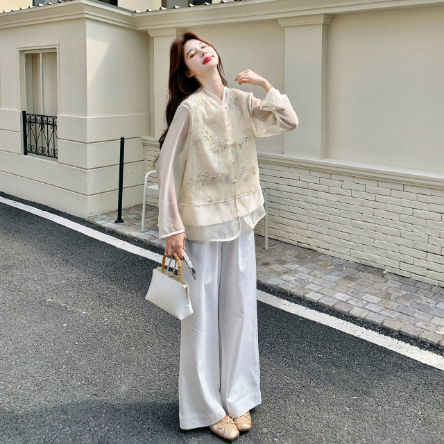 ສະໄຕລ໌ແຫ່ງຊາດ light luxury lady style beaded embroidered vest suit summer 2026 new thin inner transparent in three-piece wide-leg pants pants set