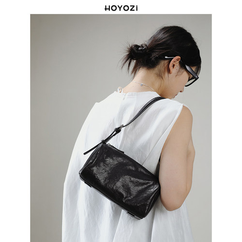 【小优家包包】HOYOZI玛黑旅人 头层牛皮笔筒腋下包女高级感精致 - 图1