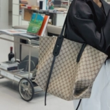 Вместительная и большая сумка через плечо с бантиком