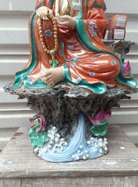 精品自在坐石佛珠红色观世音菩萨景德镇手工陶瓷器粉彩雕塑摆件50