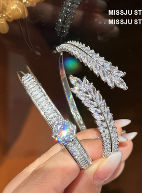 琚小姐麦穗山茶花梯方钻开口手镯