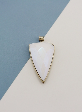 盾牌气质白色石头金色包边剑形复古做旧吊坠