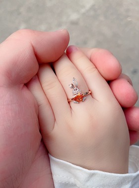 18K玫瑰金钻石芬达石宝宝小兔子戒指