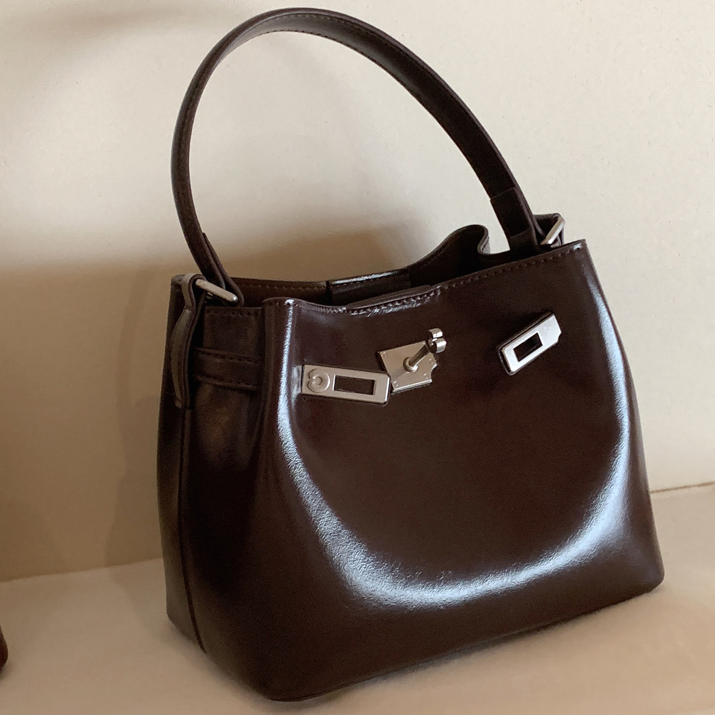 南风Chio2nd 塞纳漫游水桶包包女款高级感通勤亮面手提单肩斜挎包,淘宝优惠券,粉丝福利购,淘宝优惠卷