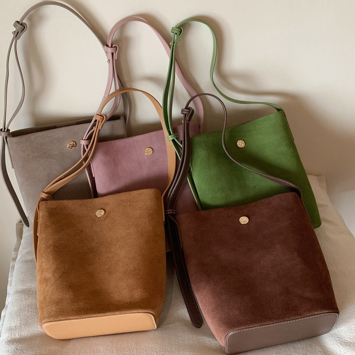 南风Chio2nd 暖光物语水桶包包女真皮竖款手机包极简单肩斜挎小包,淘宝优惠券,粉丝福利购,淘宝优惠卷