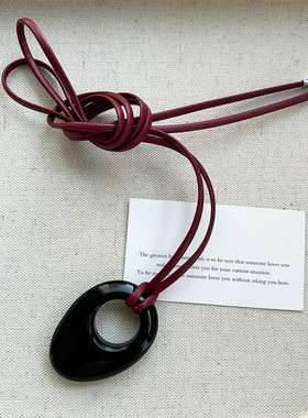 酒红色皮革绳镂空吊坠长项链