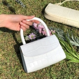 Небольшая дизайнерская сумка на одно плечо, делается под заказ, крокодиловый принт