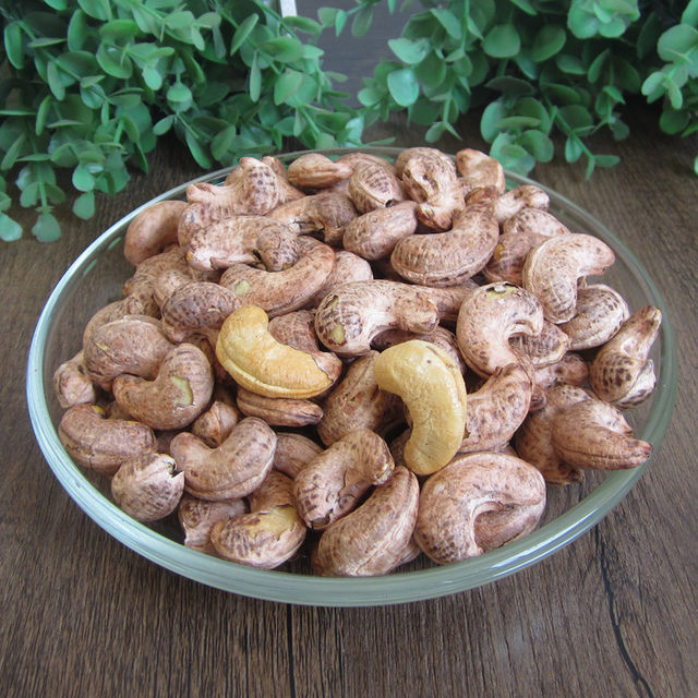 New Vietnamese charcoal-grilled purple-skinned cashew nuts baked with salt