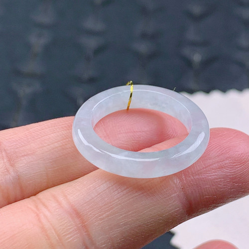 16号缅甸天然A货翡翠 T777 内径17.8/4/3.6mm 白冰细条戒指 - 图2