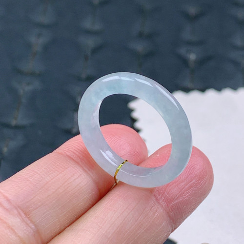 16号缅甸天然A货翡翠 T777 内径17.8/4/3.6mm 白冰细条戒指 - 图1