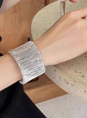 秋冬新法式时髦松弛感复古ins丝线缠绕金属宽版开口手镯潮手环女