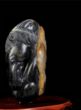 新疆和田玉青花籽料精忠报国手把件天然玉石黑白分明苏工把玩件