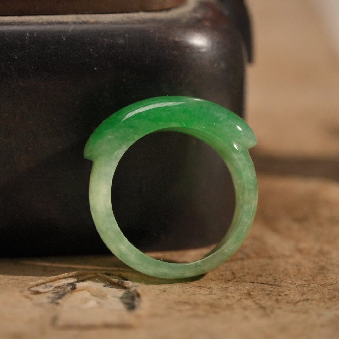 0600100-0 Full product, fine, waxy, sweet, sun green, Laokeng species natural jadeite saddle ring, ring size 18.5