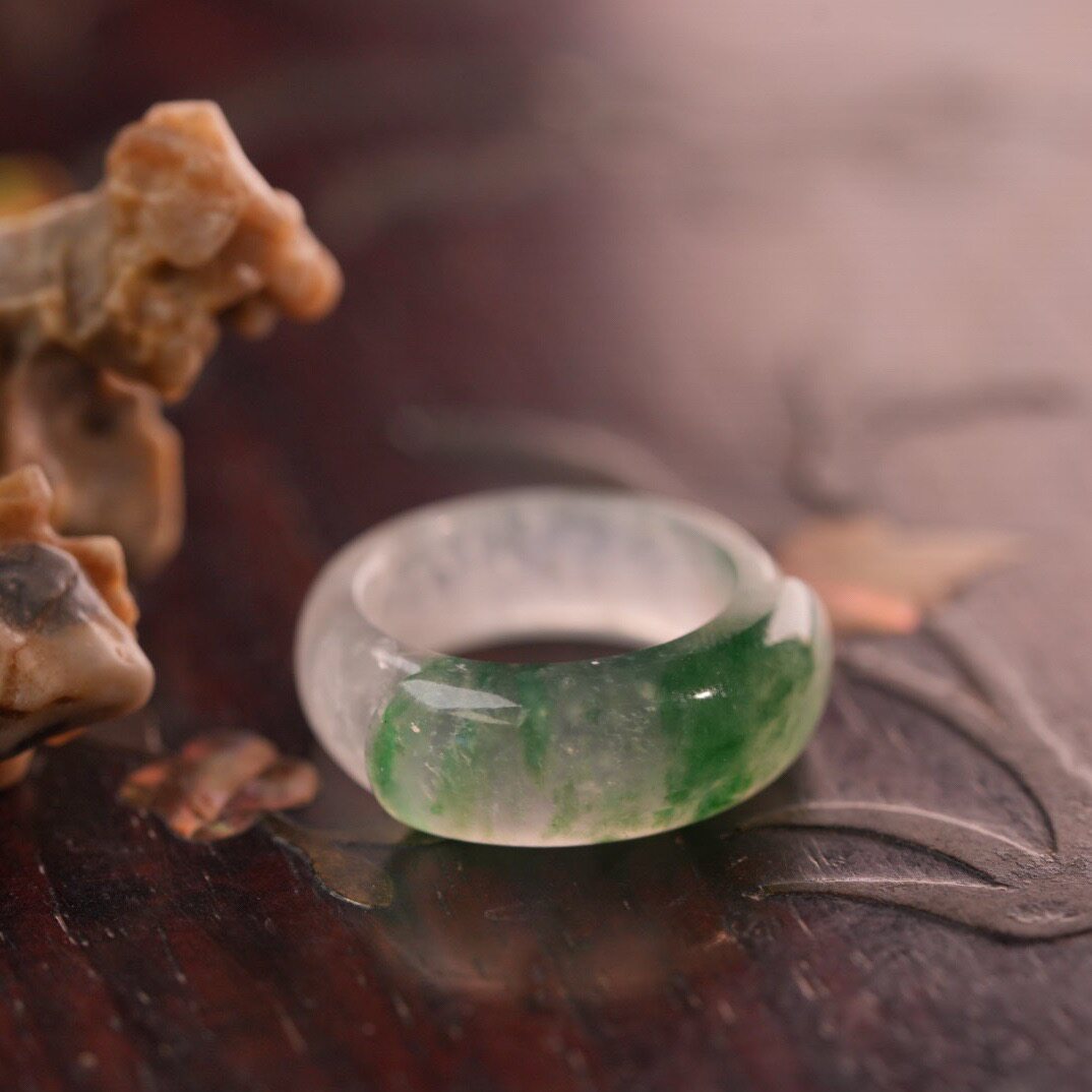 0414200-0 Natural Burmese A-grade high-ice seeded green jade saddle ring with 14-15 rings