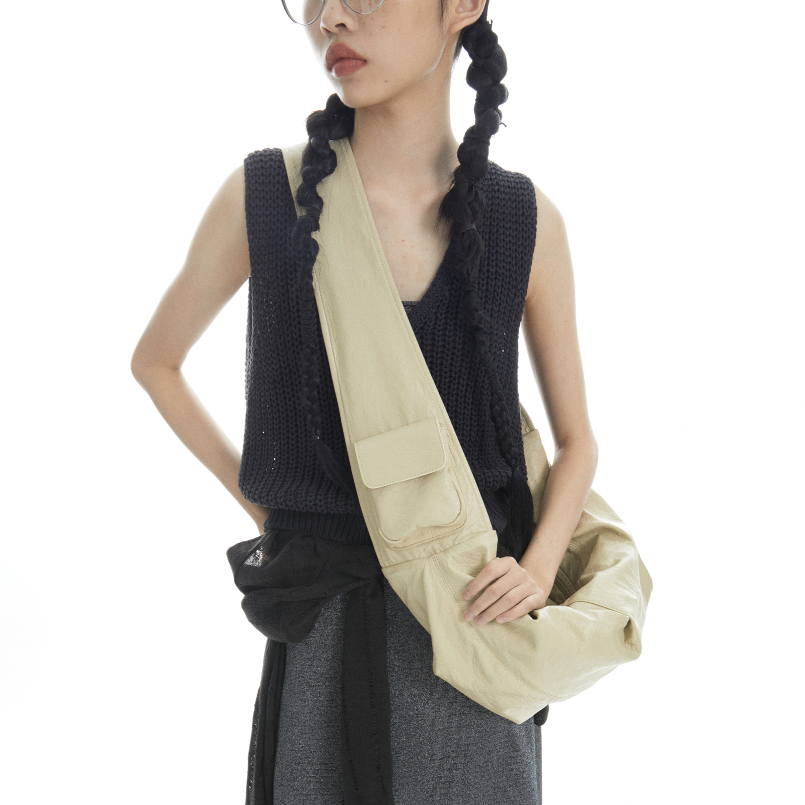 DirtySix /原创 查查牛角 摇滚复兴 宽肩带 柔软轻量 单肩斜挎包 - 图1