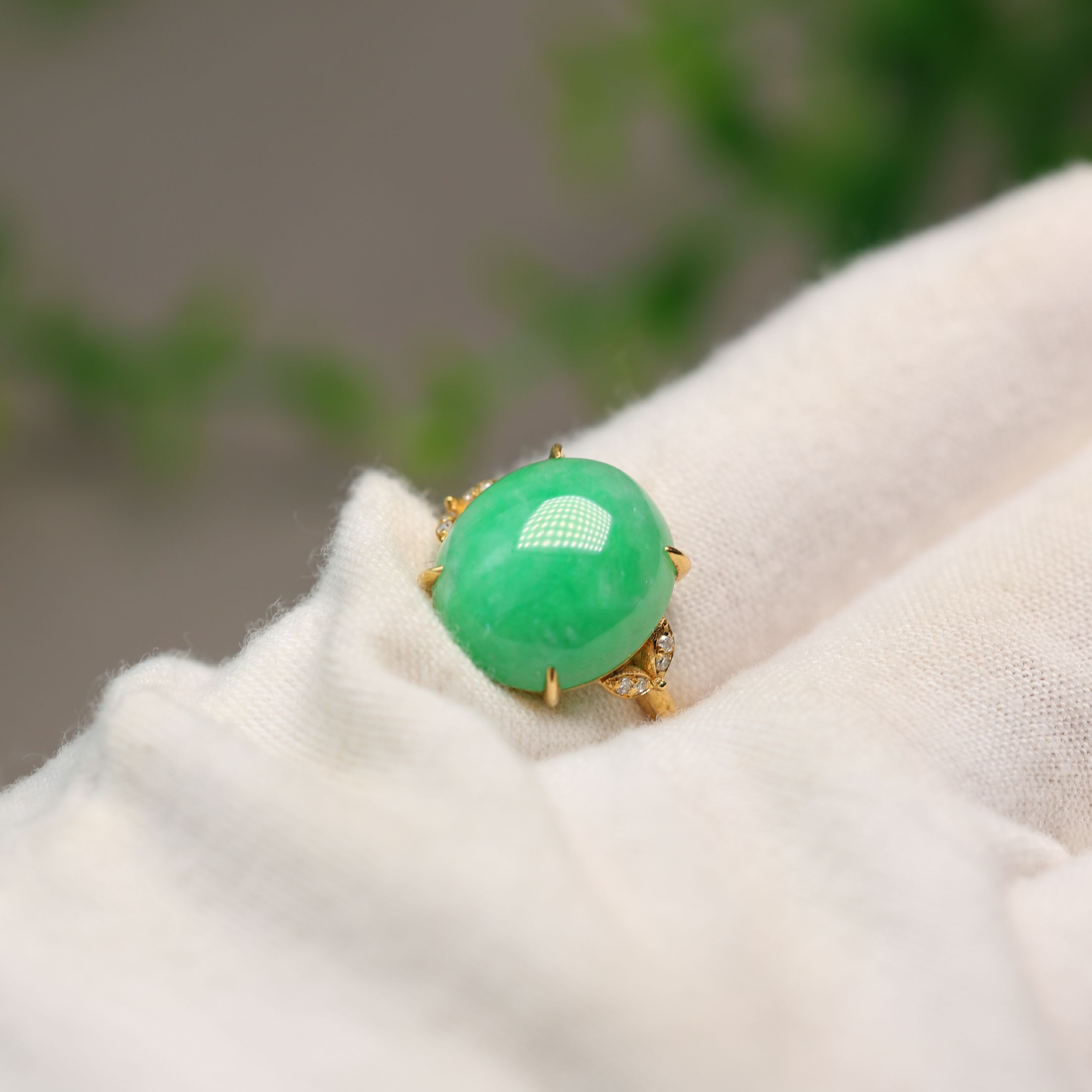 #L010 18K金加钻石镶嵌满色阳绿缅甸天然A货翡翠蛋面戒指女戒 - 图2