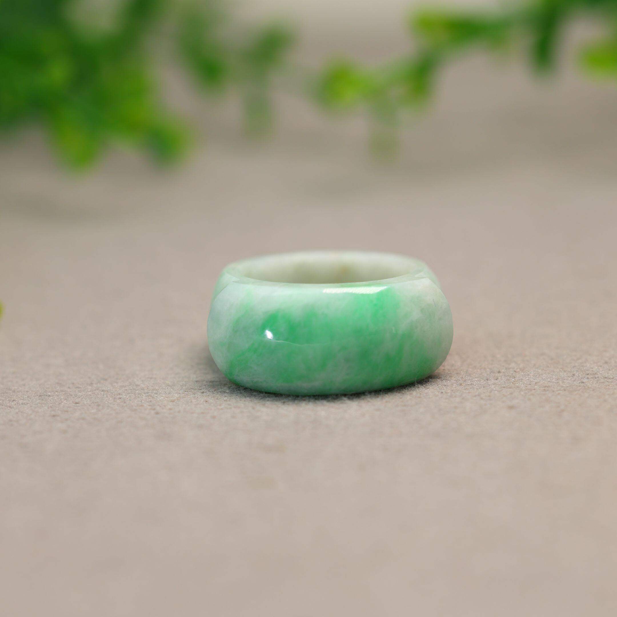 #K365白底飘阳绿缅甸天然A货翡翠马鞍戒指23号圈口男戒 - 图1