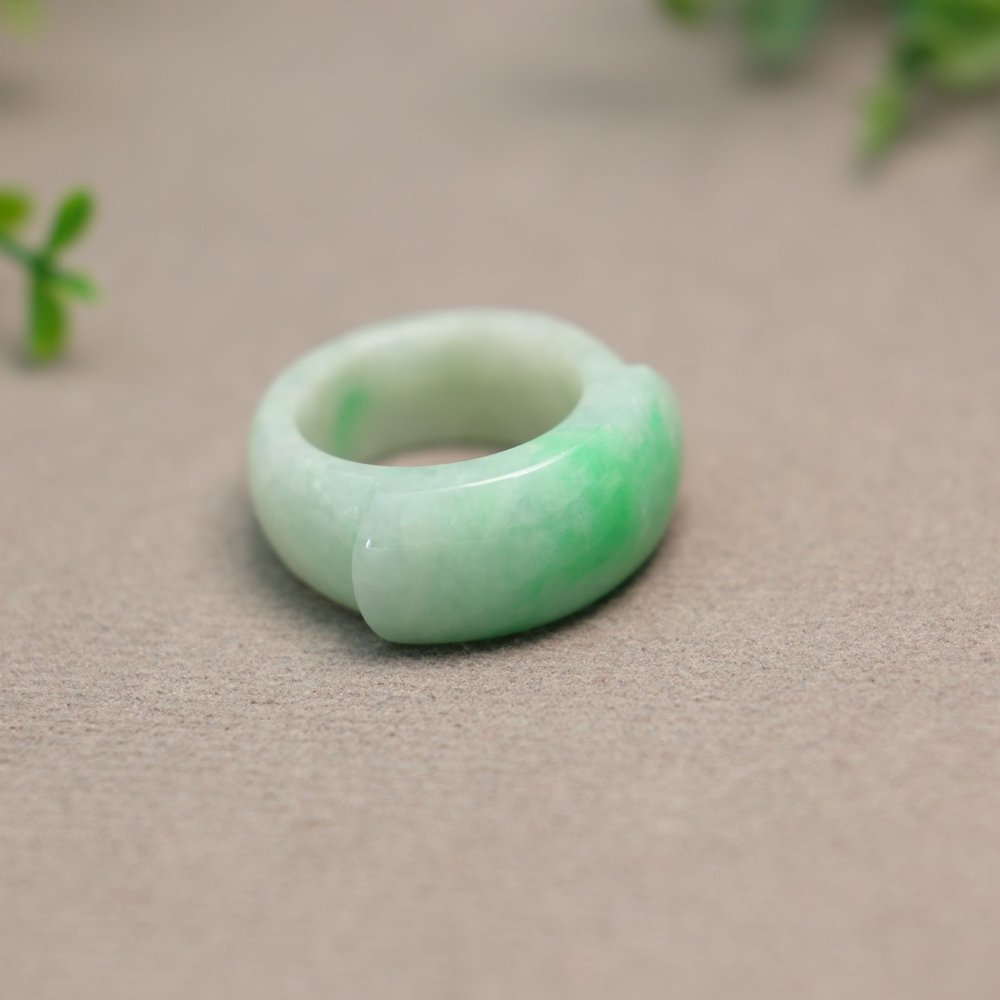 Waxy bottom Piaoyang Green Natural Grade A Jade Saddle Ring