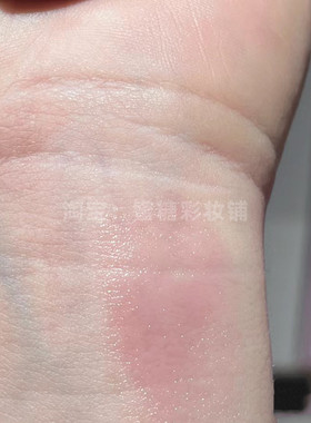 适度的水光高光显得皮肤晶莹透亮