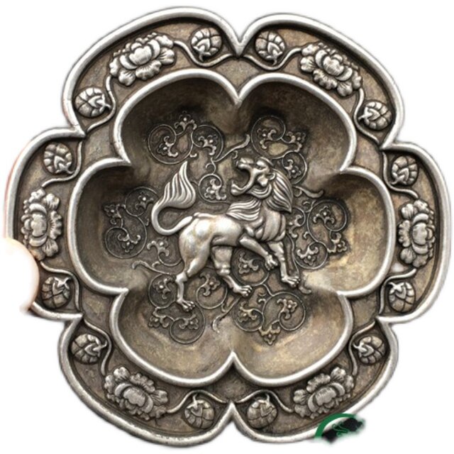 Antiques and miscellaneous ornaments, lion rolling hydrangea, nostalgic