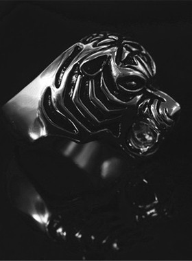 男士时尚风防身饰品钛钢戒指