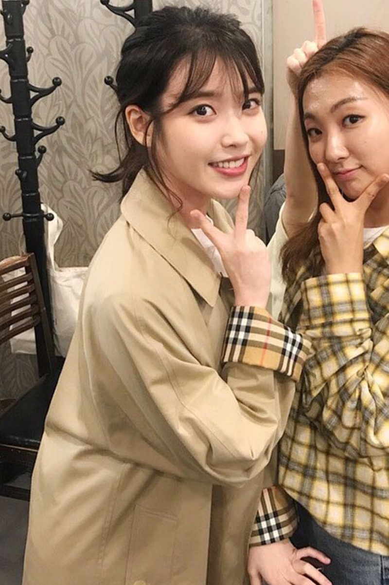李知恩明星同款韩版卡其色宽松中长款直筒英伦格子内衬外套女 IU 李知恩明星同款韩版卡其色宽松中长款直筒英伦格子内衬外套女 IU